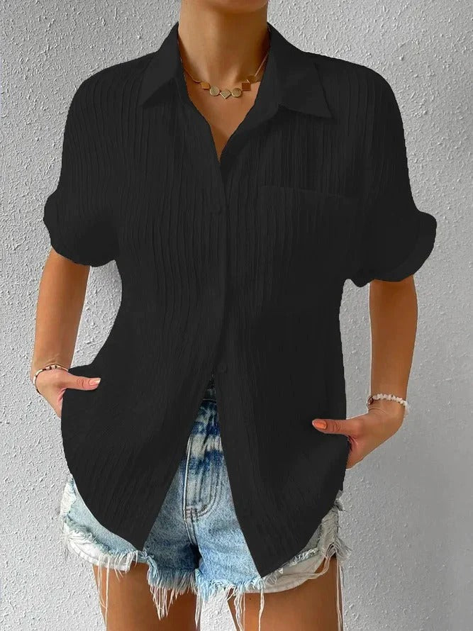 "Blouse décontractée col chemise en tissu léger, coupe ample, boutons raffinés, élégance et confort pour femme."