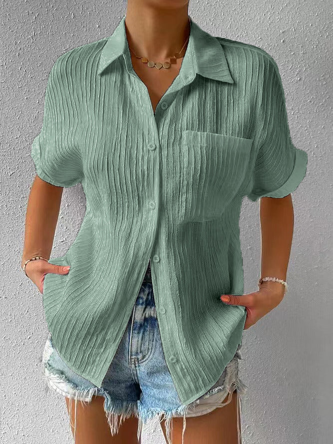 "Blouse décontractée col chemise en tissu léger, coupe ample, boutons raffinés, élégance et confort pour femme."
