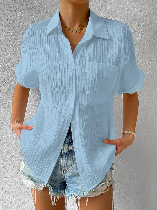 "Blouse décontractée col chemise en tissu léger, coupe ample, boutons raffinés, élégance et confort pour femme."