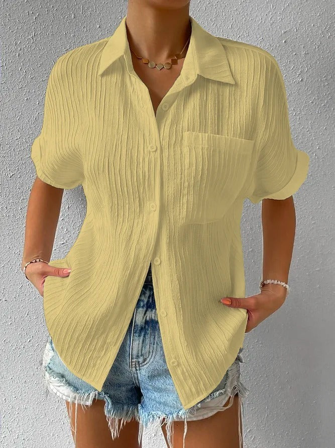 "Blouse décontractée col chemise en tissu léger, coupe ample, boutons raffinés, élégance et confort pour femme."