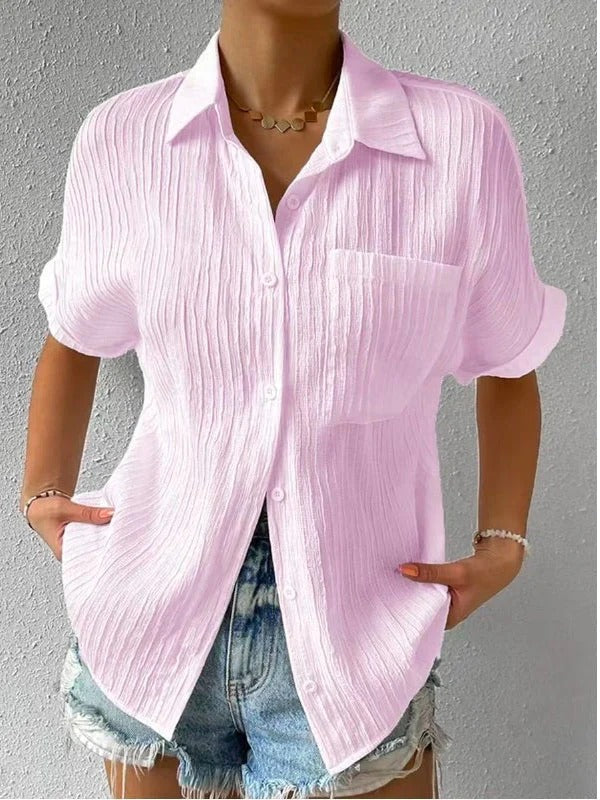 "Blouse décontractée col chemise en tissu léger, coupe ample, boutons raffinés, élégance et confort pour femme."