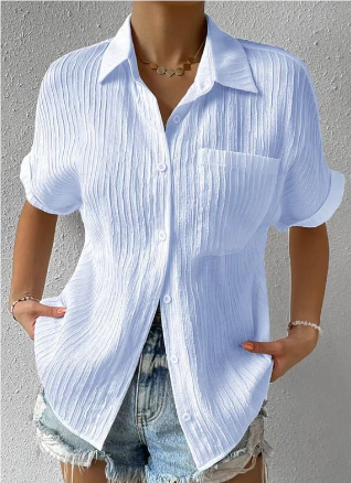 "Blouse décontractée col chemise en tissu léger, coupe ample, boutons raffinés, élégance et confort pour femme."