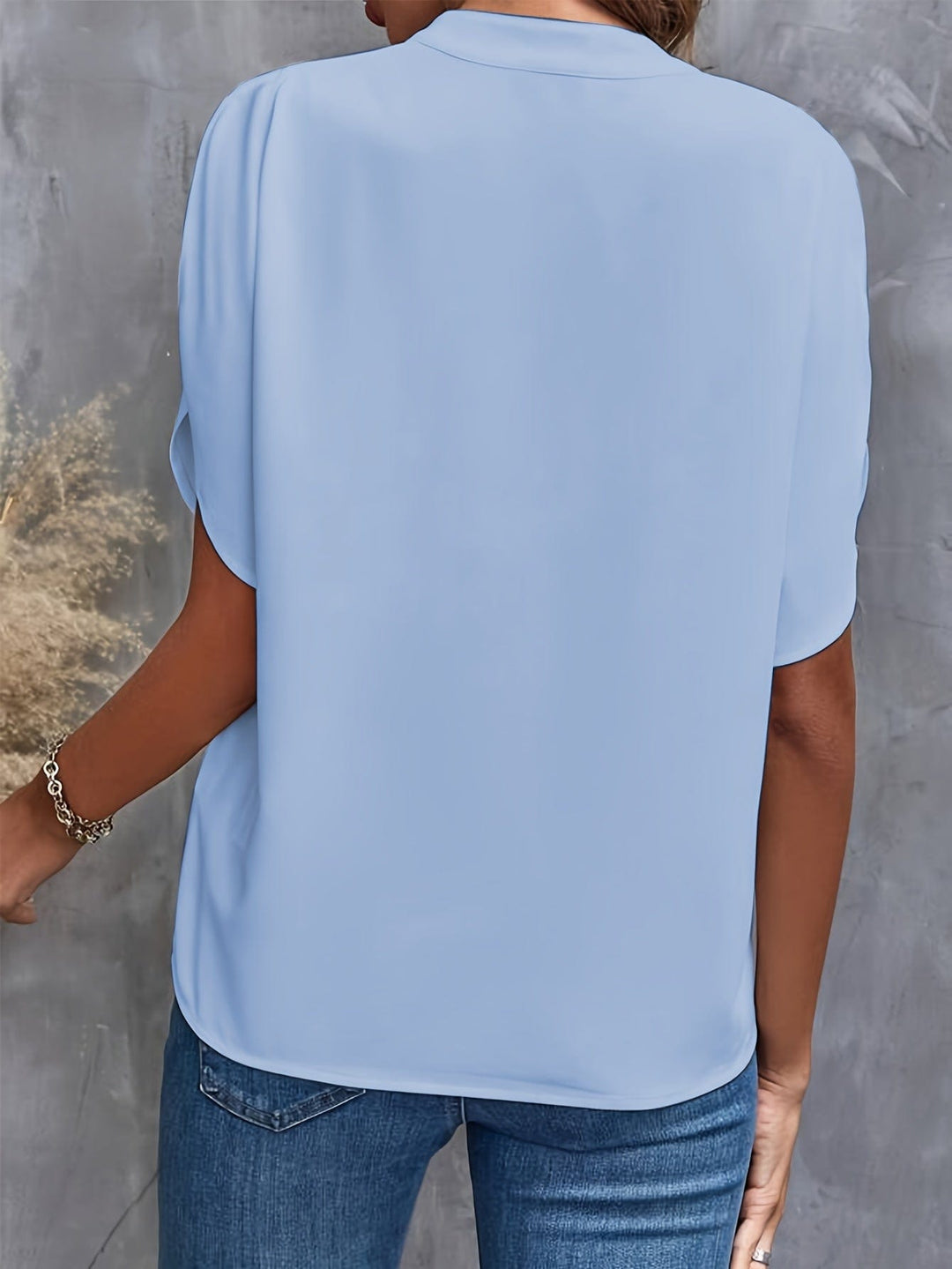 "Blouse élégante en satin doux pour femme, col et poignets ornés, ajustement parfait, style chic et confortable."