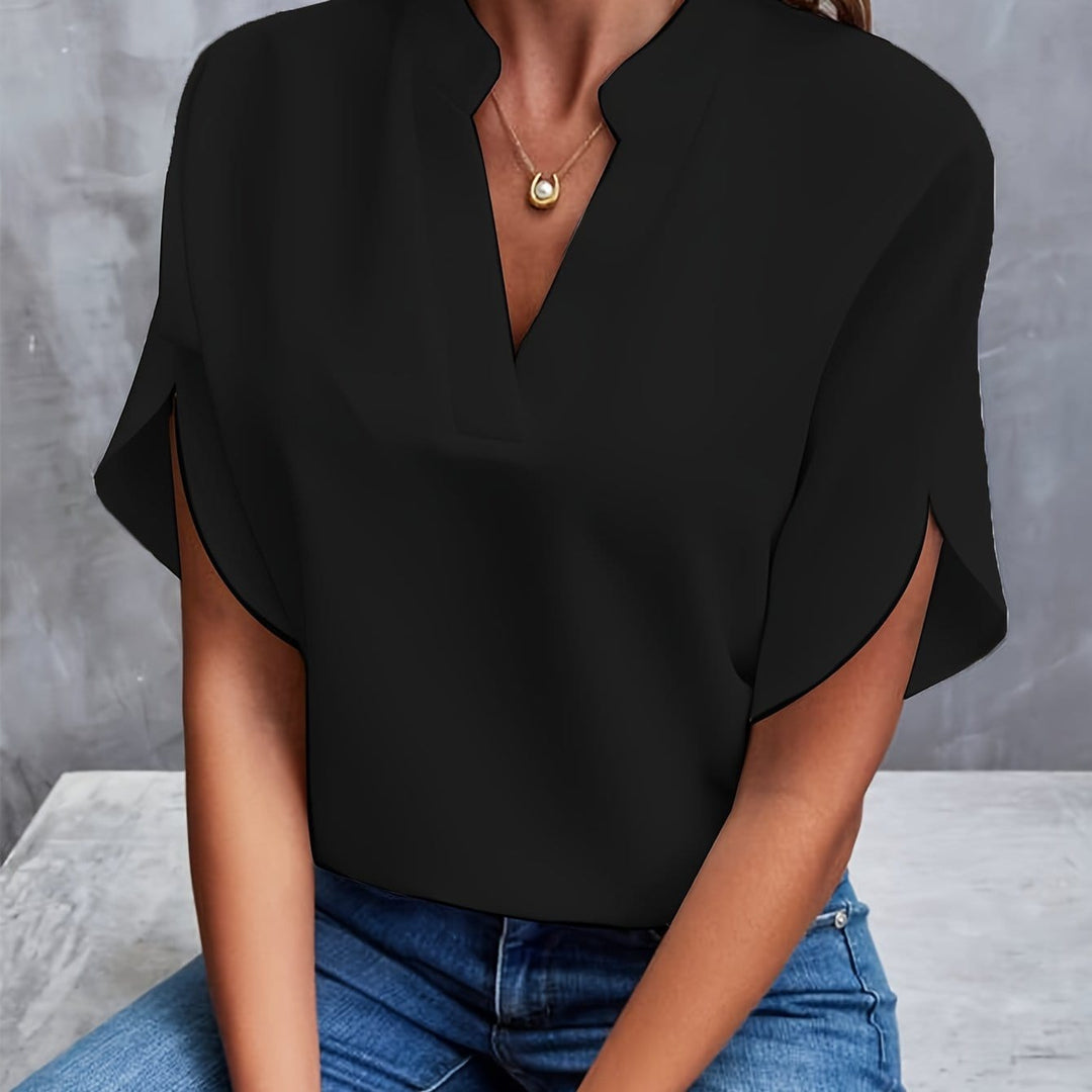 "Blouse élégante en satin doux pour femme, col et poignets ornés, ajustement parfait, style chic et confortable."