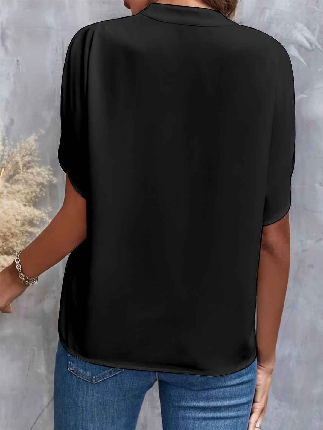"Blouse élégante en satin doux pour femme, col et poignets ornés, ajustement parfait, style chic et confortable."