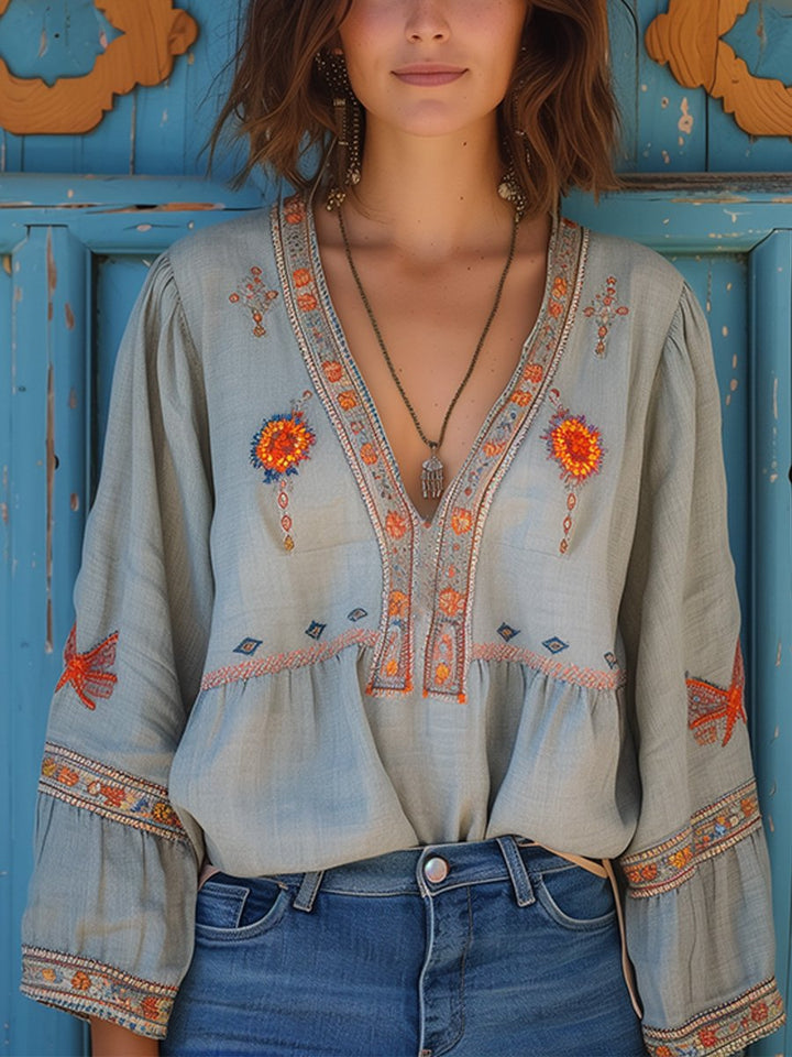 Blouse femme bohème avec broderie authentique, parfaite pour l'été et un style chic décontracté.