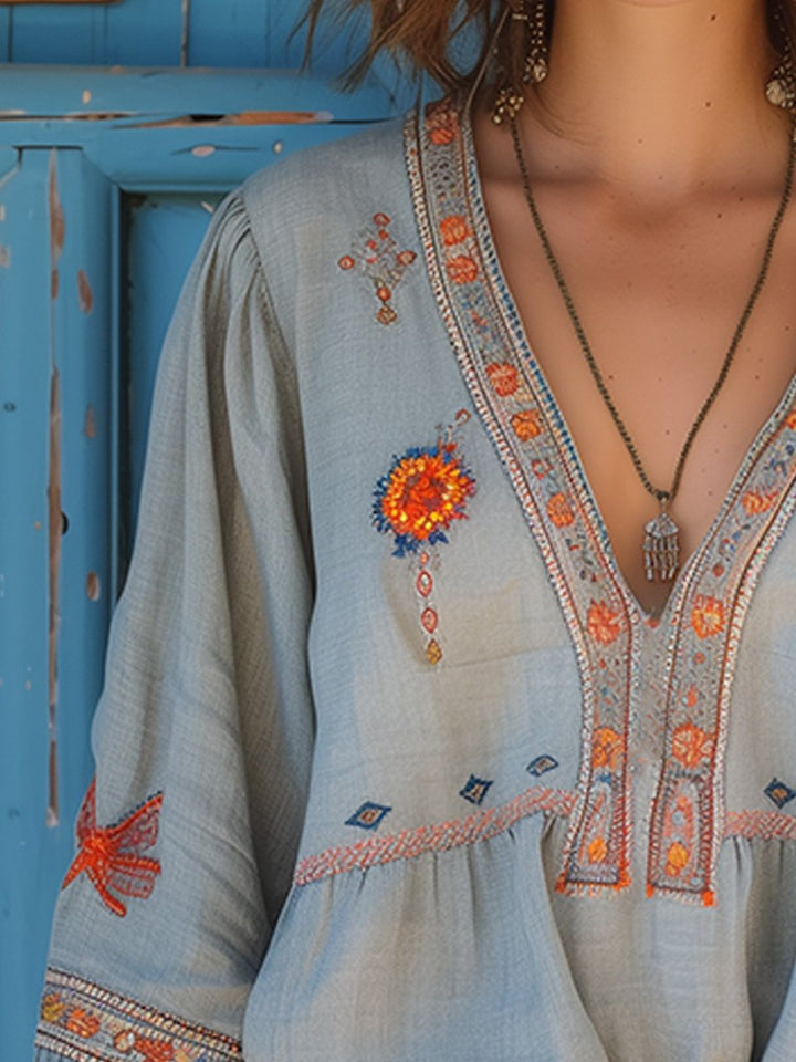 Blouse femme bohème à broderie ethnique pour festivals. Top léger à coupe fluide, parfait printemps/été.