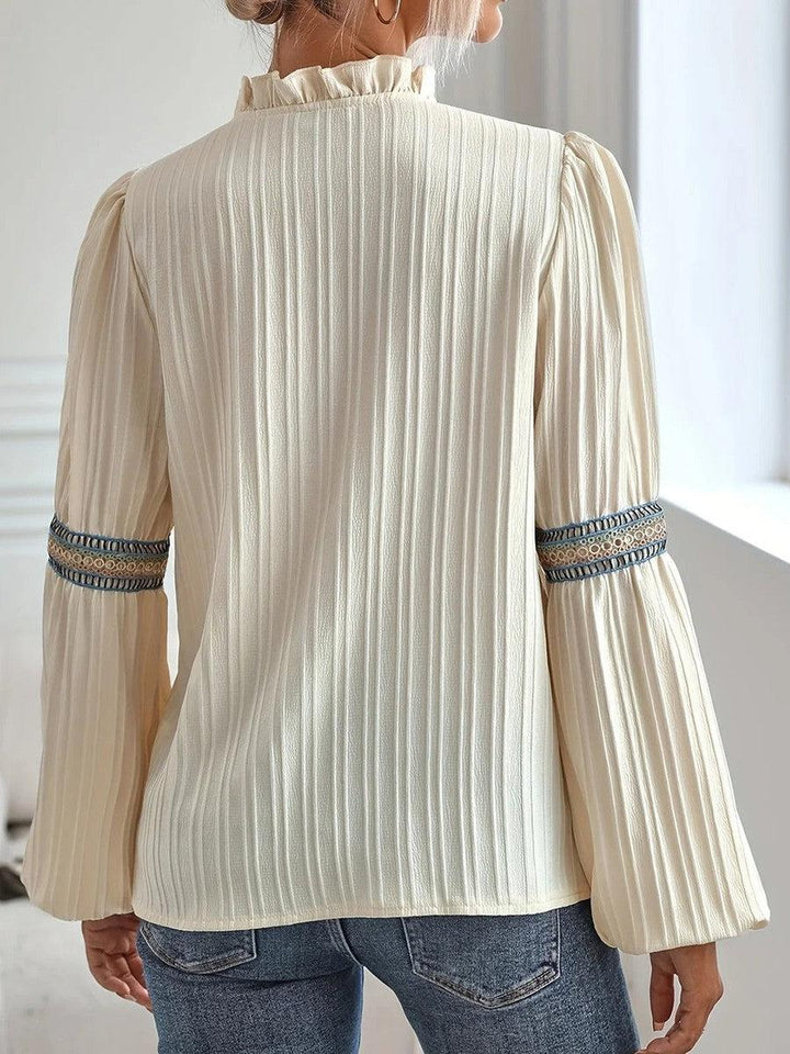 Élégante blouse femme vintage pour soirée ou décontractée. Manches longues, un classique de la mode féminine.