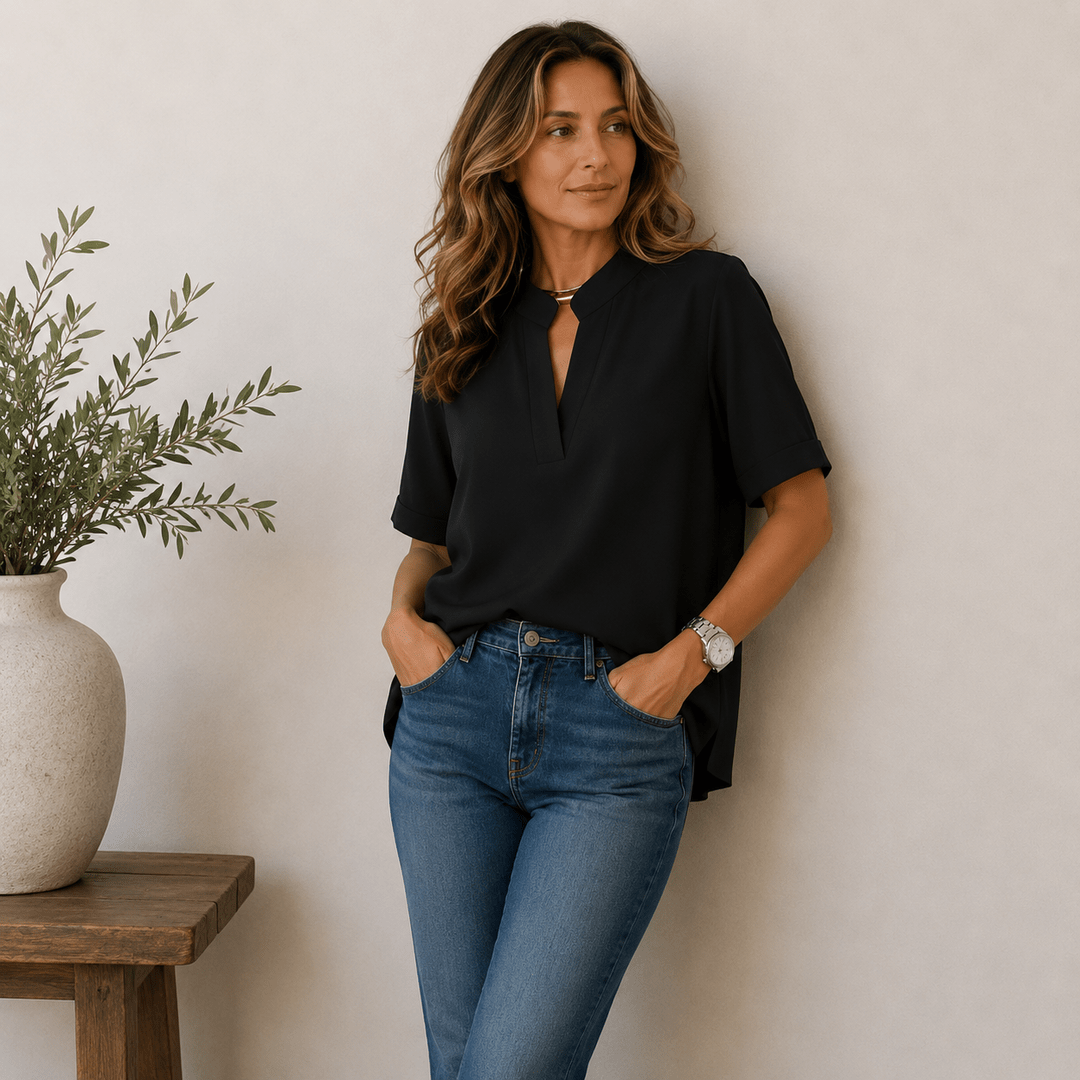Gros plan sur le col V d'une blouse femme chic, détail raffiné et élégant. Mode féminine.