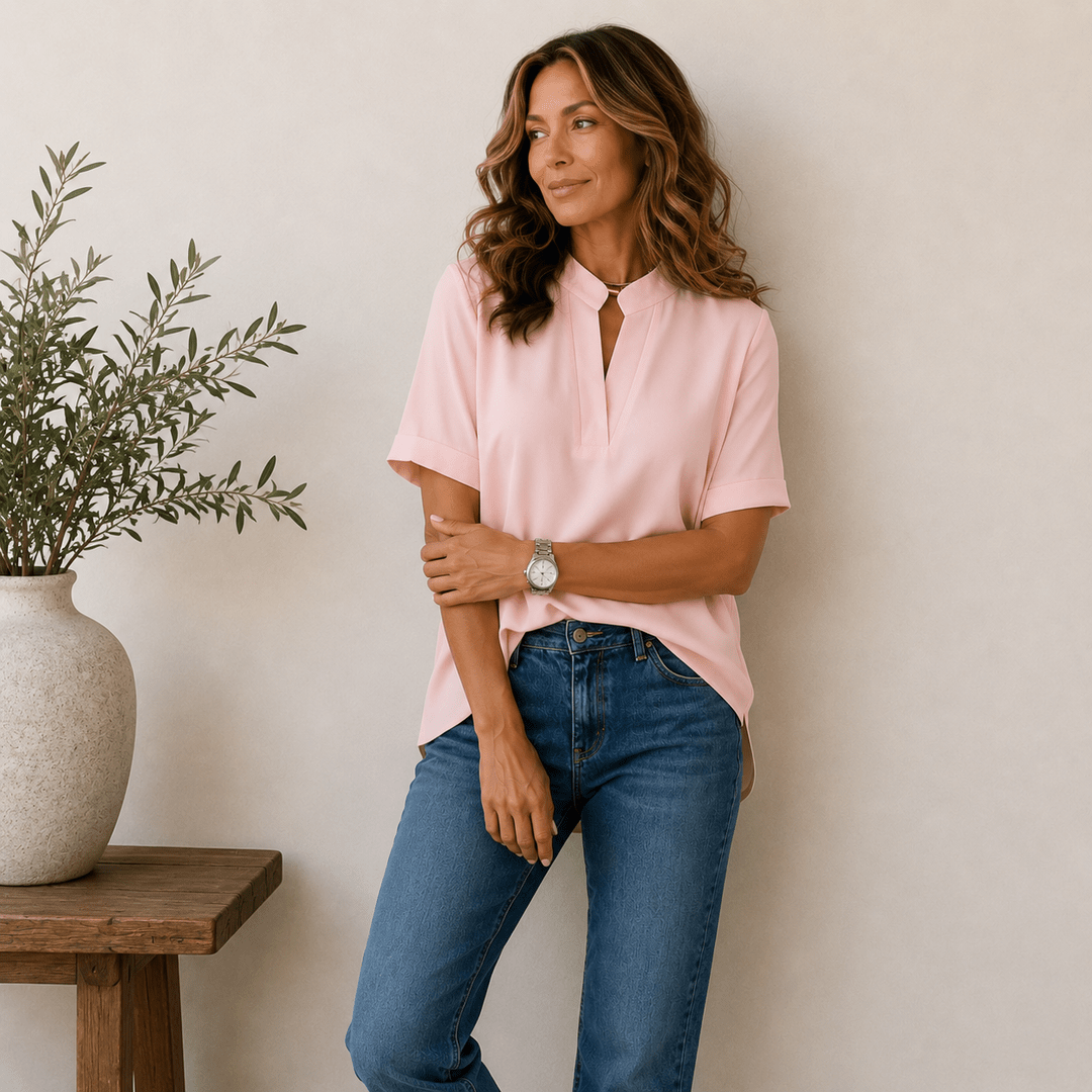 Blouse femme chic à col V, manches courtes. Tenue élégante et moderne pour toute occasion.