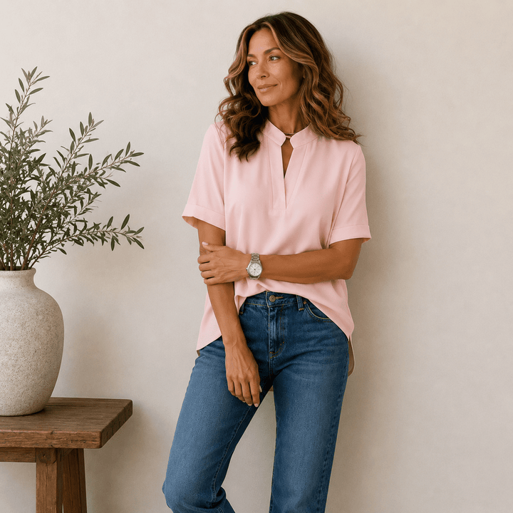 Blouse femme chic à col V, manches courtes. Tenue élégante et moderne pour toute occasion.