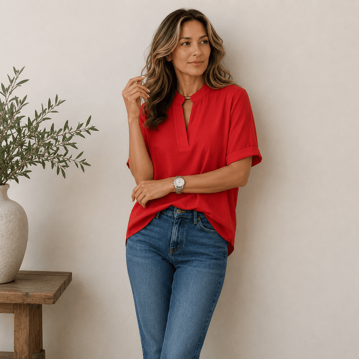 Blouse décontractée chic femme, col V. Confortable et élégante pour une tenue moderne.
