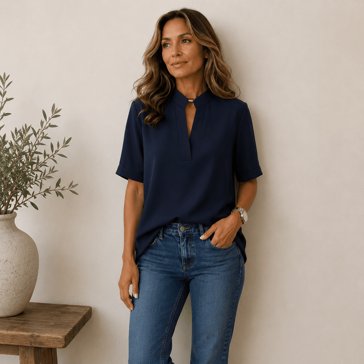 Blouse élégante femme, col V. Style chic pour le bureau, look moderne et féminin garanti.