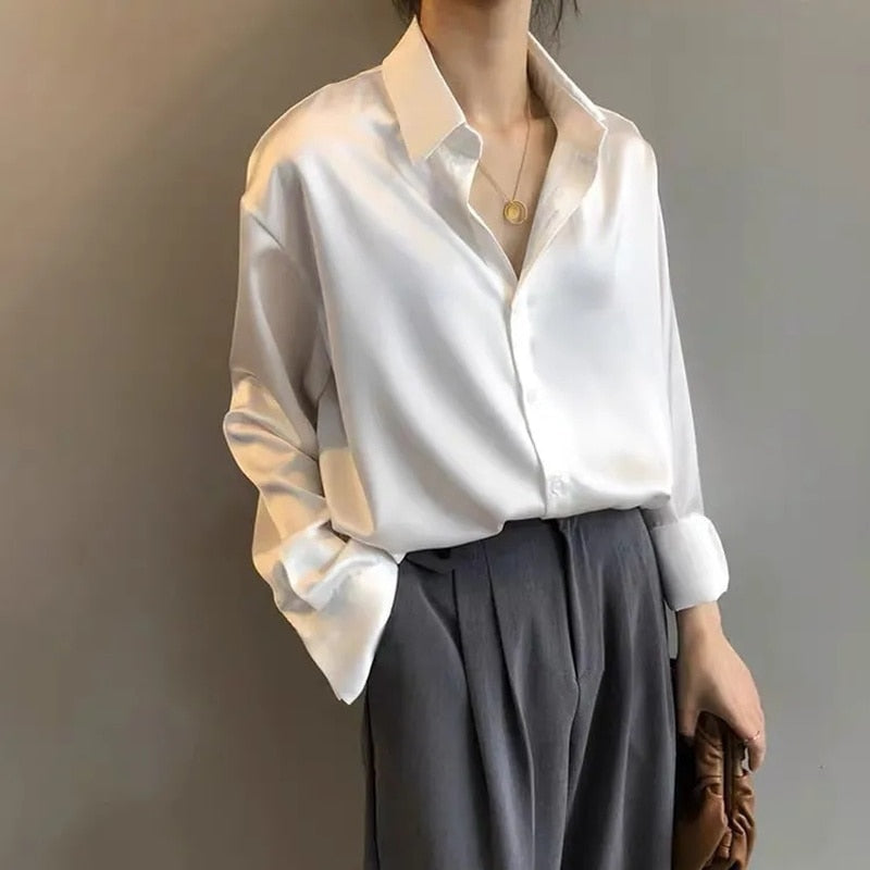 Blouse femme coupe droite, manches retroussables.  Tissu léger, style élégant et décontracté.  Parfait pour le bureau ou les 
