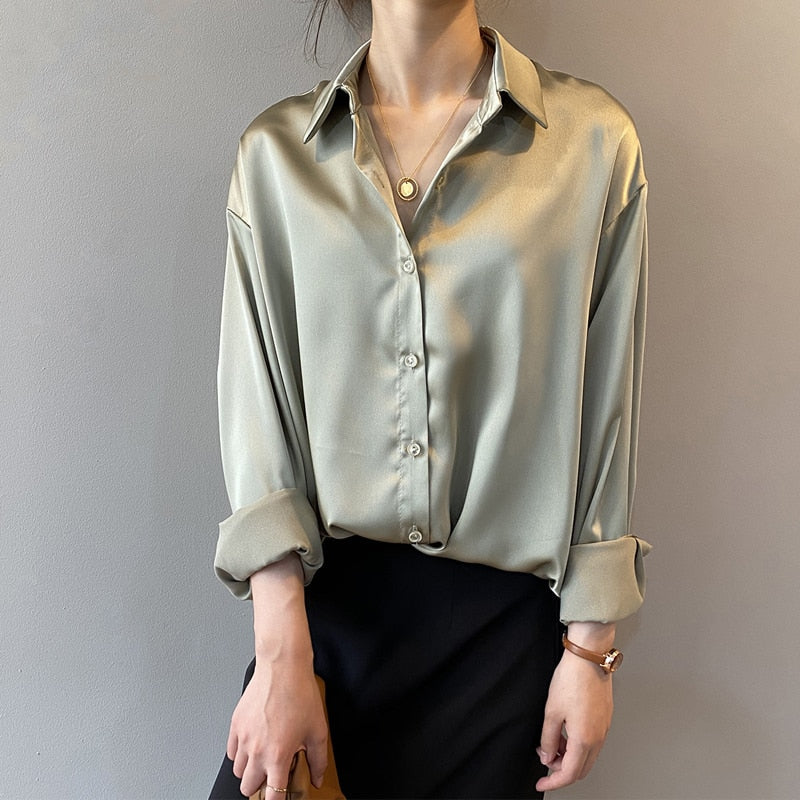 Blouse femme coupe droite, manches retroussables.  Tissu léger, style élégant et décontracté.  Parfait pour le bureau ou les 