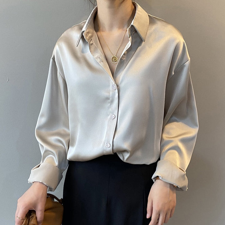 Blouse femme coupe droite, manches retroussables.  Tissu léger, style élégant et décontracté.  Parfait pour le bureau ou les 