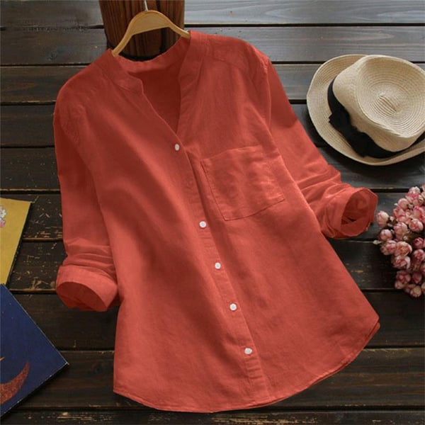 Chemise décontractée femme en couleurs vives, haut aéré à manches longues. Mode féminine tendance été, chic minimaliste.