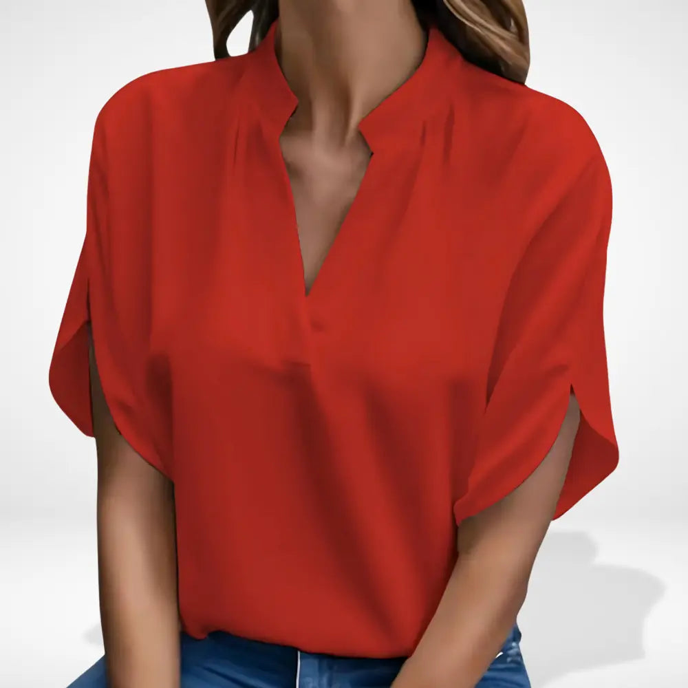 Blouse femme chic et fluide à col fendu, idéale pour un style décontracté ou élégant, tendance printemps-été.