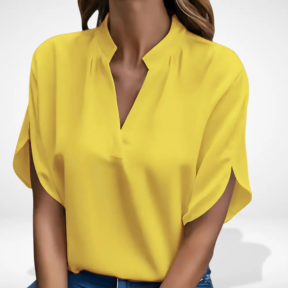 Silhouette de la blouse femme fluide et polyvalente à col fendu, élégante pour toutes occasions printemps-été.