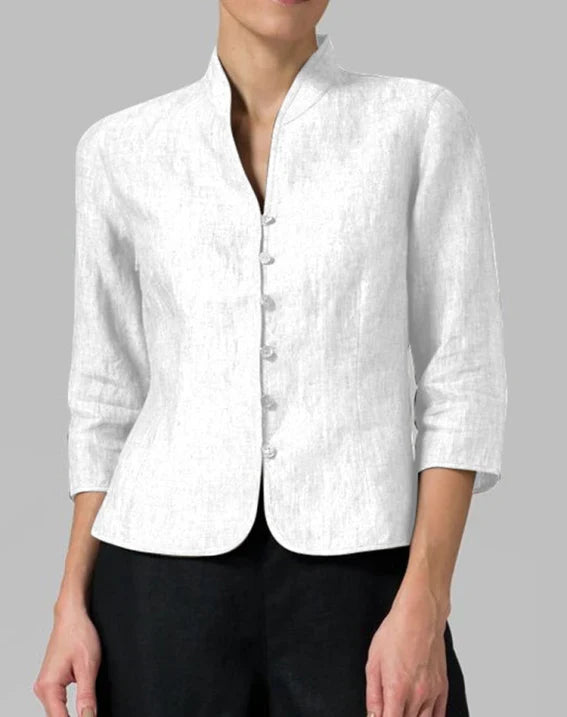 Blouse femme sophistiquée, col montant et coupe élégante. Ce haut chic est idéal pour la mode féminine et le bureau.