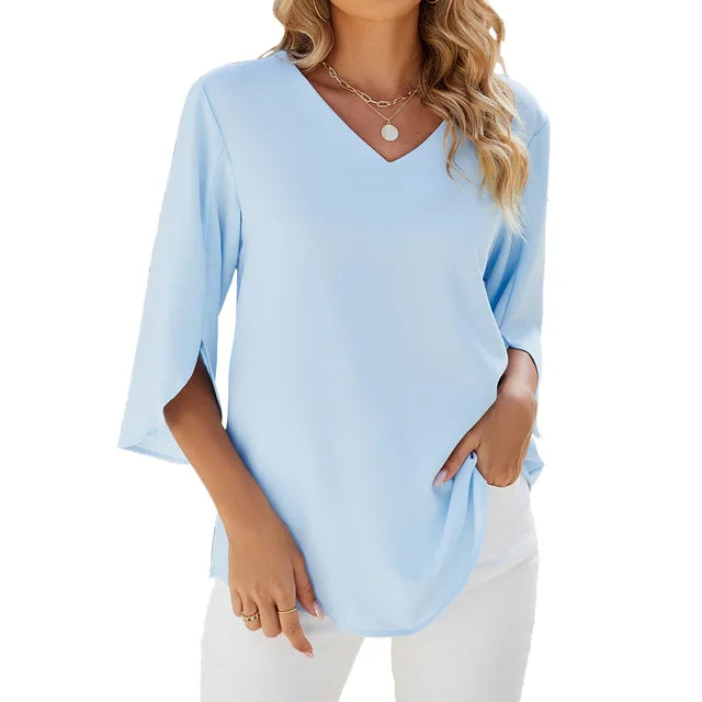 Blouse mode féminine à col V et manches 3/4, coupe ample, pour une tenue de bureau décontractée.