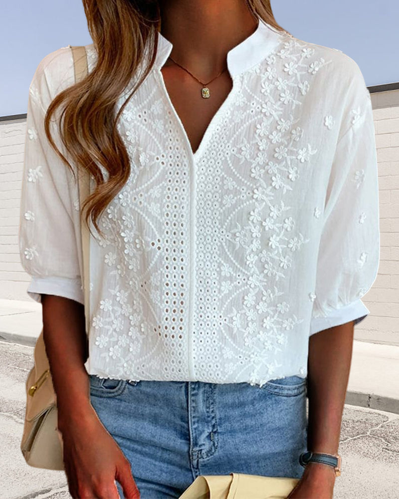 Haut femme chic à col V et manches bouffantes, idéal pour une tenue élégante ou décontractée.