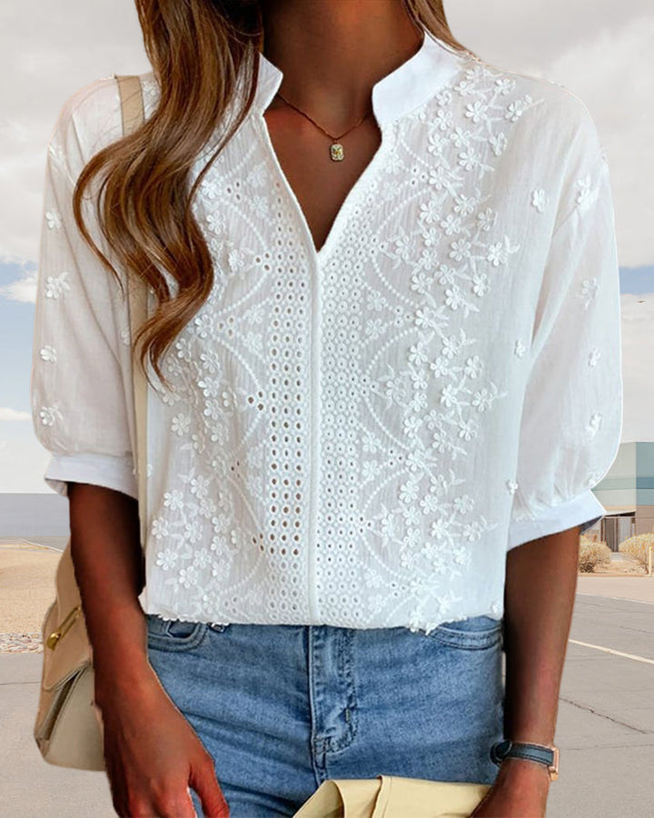 Blouse femme à la mode, col V flatteur et manches bouffantes stylées, pour un look féminin et raffiné.