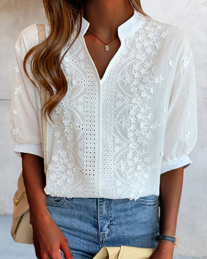 Blouse femme chic printemps/été, col V élégant et manches bouffantes. Tendance mode féminine.