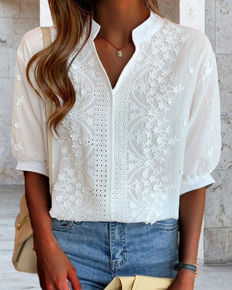 Blouse femme sophistiquée, col V et manches bouffantes pour une allure élégante. Idéale toute saison.