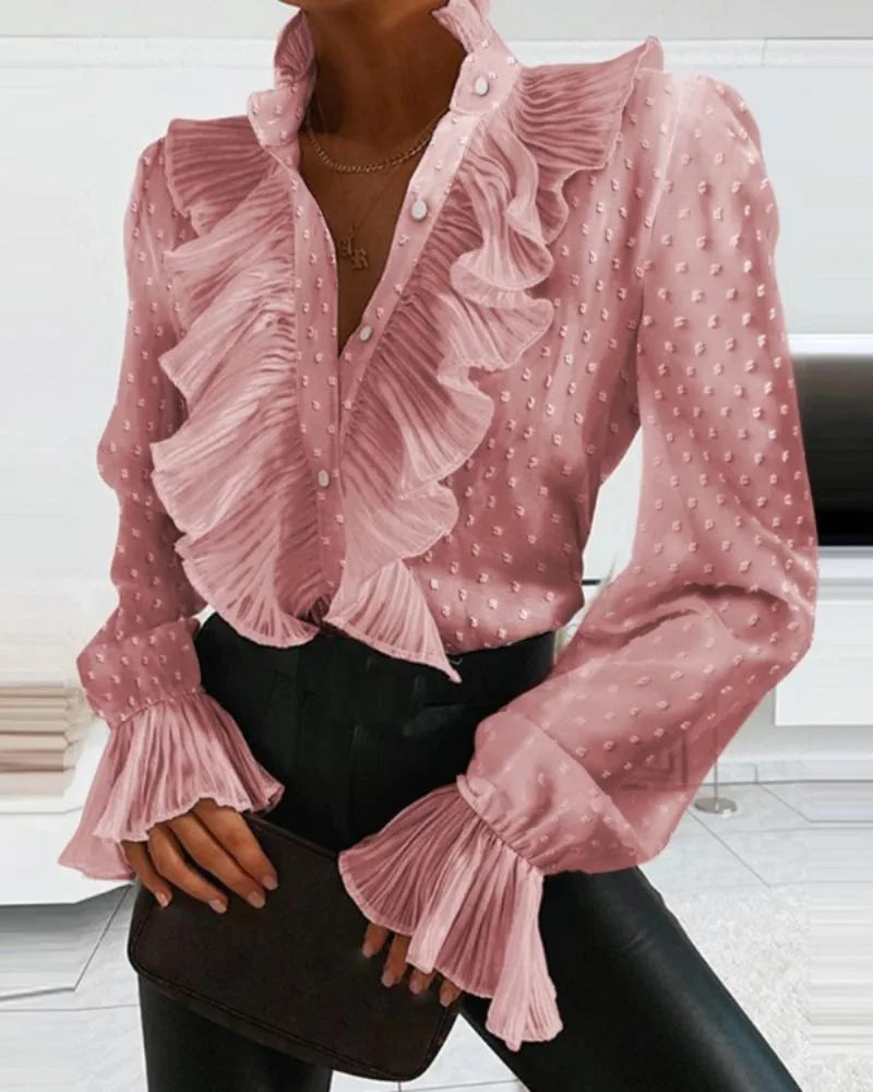 Blouse femme stylée avec volants sur les manches et boutons élégants. Chemisier chic à manches longues.