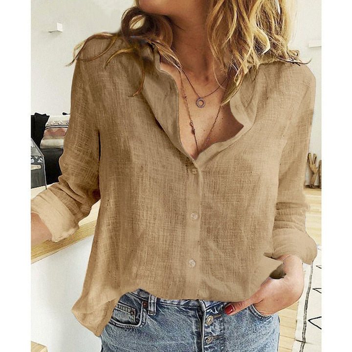 Blouse femme, style chic et intemporel, ce chemisier élégant est un incontournable de la mode féminine.