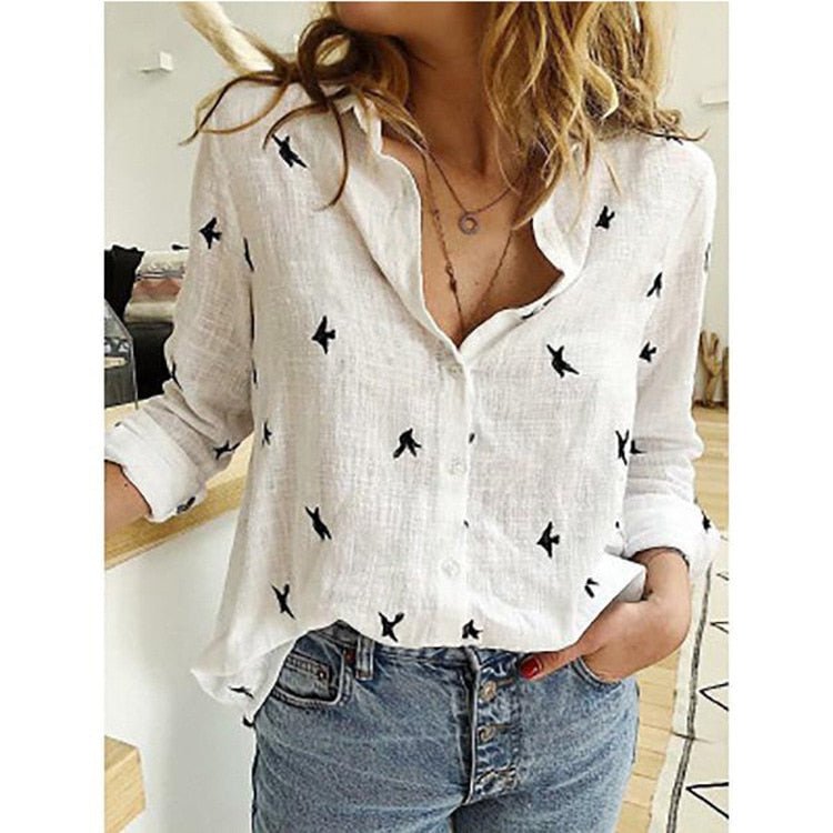 Blouse tendance femme, confectionnée pour un look sophistiqué, un vêtement parfait pour le printemps.