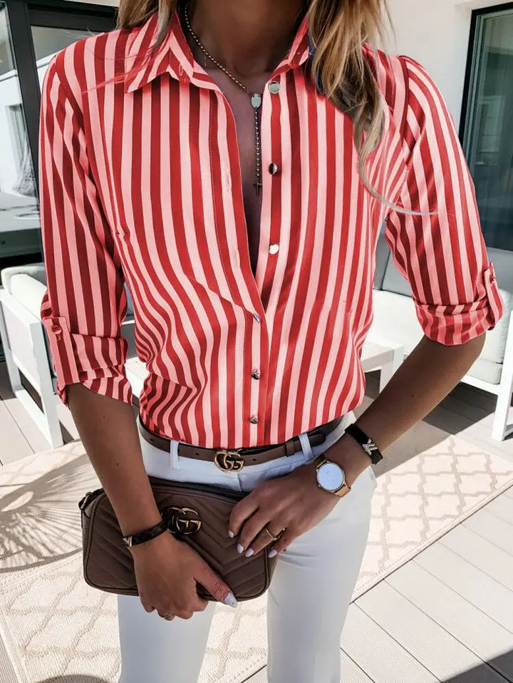Chemisier rayé femme, parfait pour le bureau ou un style décontracté, alliant confort et mode féminine.