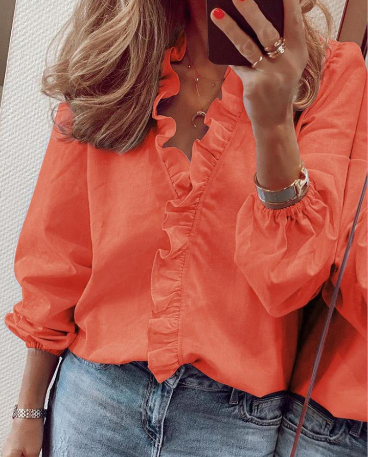 Blouse femme chic à volants, décolleté V, style romantique et tendance. Idéale pour le bureau ou casual.