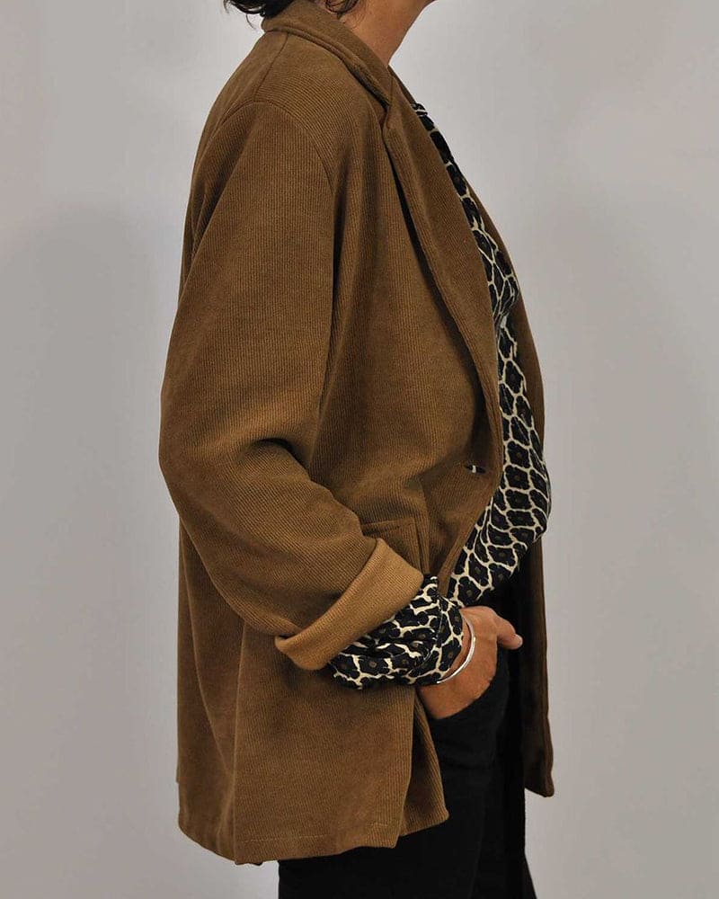 Détail de la blouse Lotte femme, manches longues, finitions raffinées, un must-have élégant et tendance.