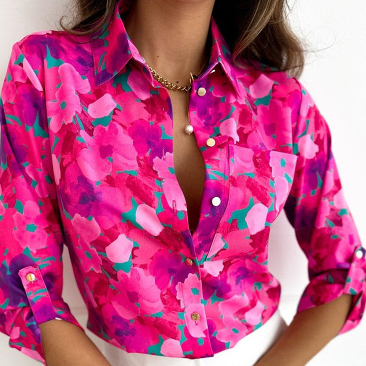 Blouse femme moderne à motif abstrait rose et rouge, manches longues, idéale pour tenue décontractée ou bureau chic.