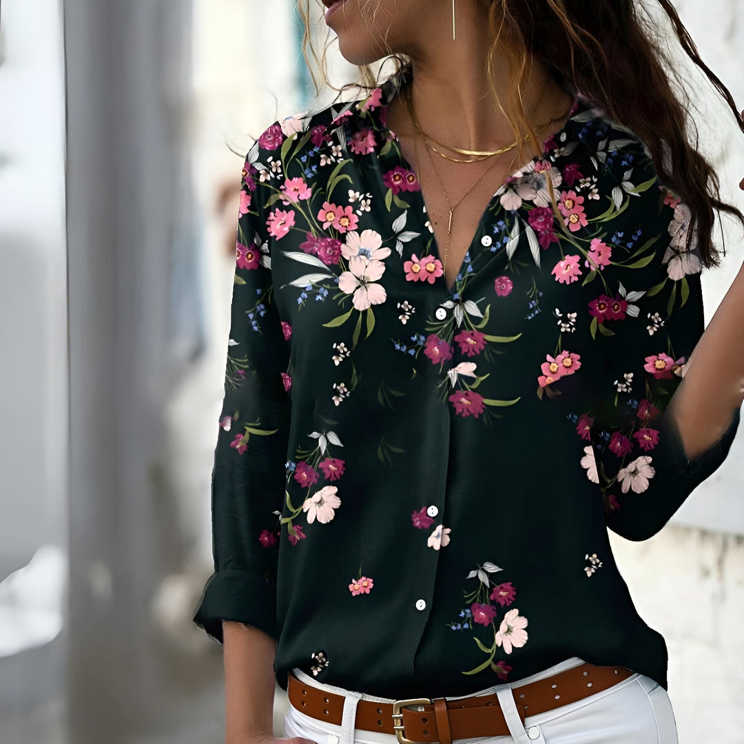 Blouse femme Norina avec imprimé tendance, style ample et fluide. Parfaite pour une tenue décontractée d'été.