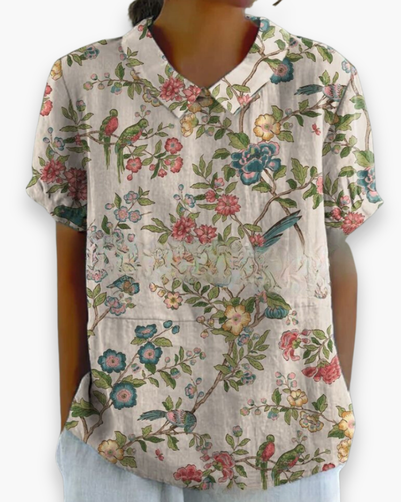 "Blouse florale décontractée pour femme, légère, motifs floraux délicats, tissu aéré, coupe confort, style printanier."