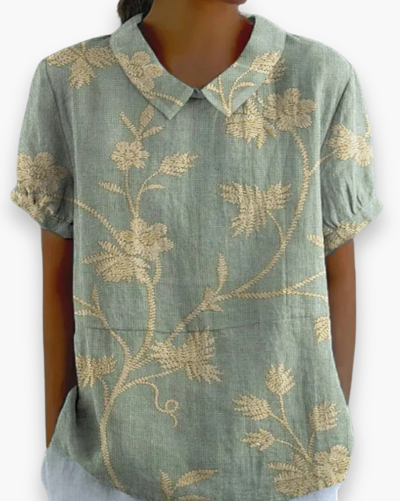"Blouse florale décontractée pour femme, légère, motifs floraux délicats, tissu aéré, coupe confort, style printanier."