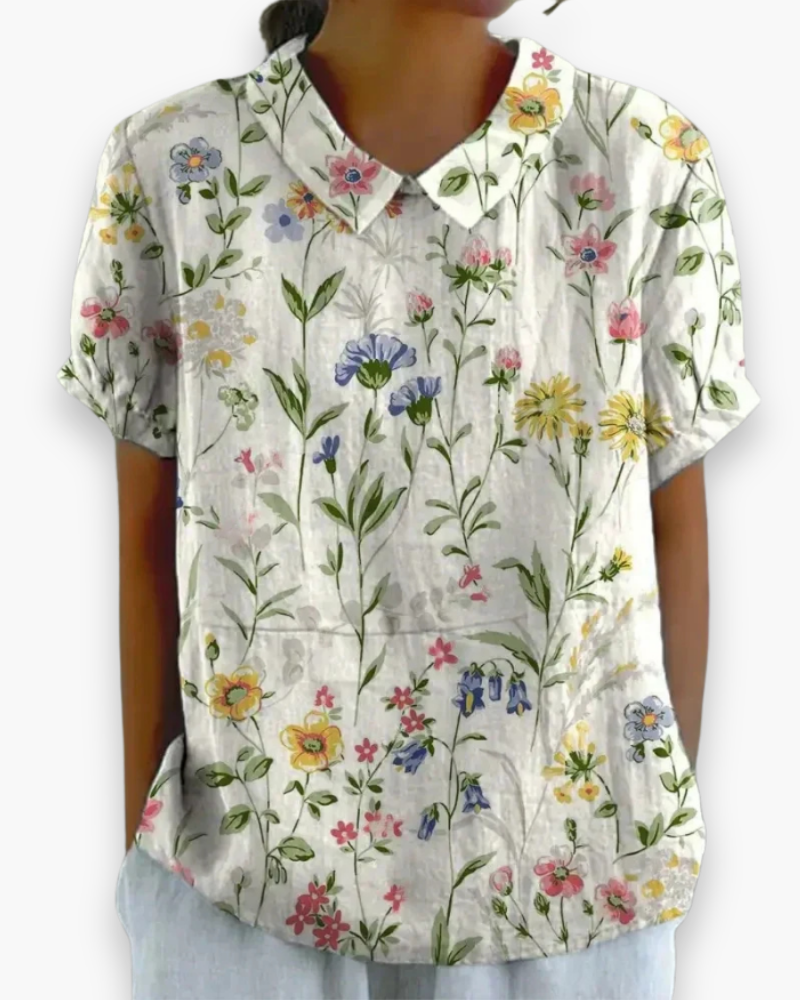 "Blouse florale décontractée pour femme, légère, motifs floraux délicats, tissu aéré, coupe confort, style printanier."