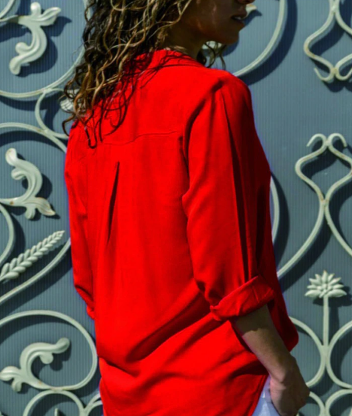 Chemisier femme à manches longues, alliant élégance et confort pour un style féminin impeccable.