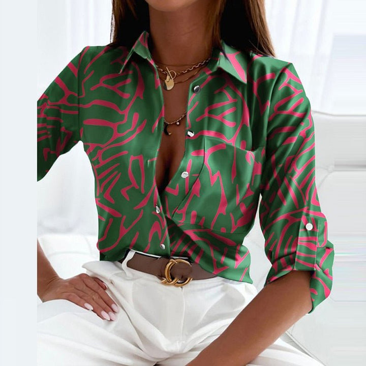 Blouse Samara femme pliée, montrant son design élégant et minimaliste. Vêtement polyvalent chic et confortable.
