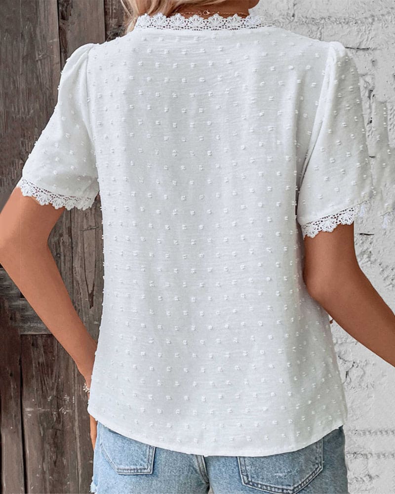 Top chic femme en dentelle, manches bouffantes, style rétro élégant, parfait pour un look féminin.