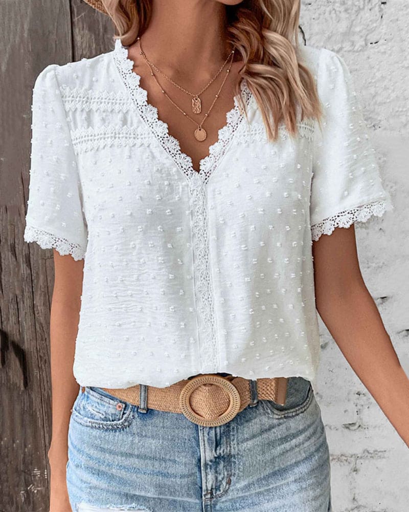 Blouse femme style rétro avec dentelle florale et manches bouffantes pour un look casual chic romantique.