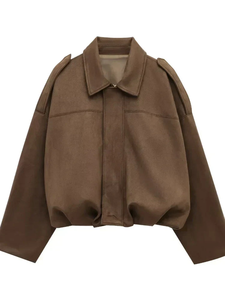 "Blouson aviateur en daim pour femme, style bomber chic, coupe intemporelle, parfait pour printemps-été."