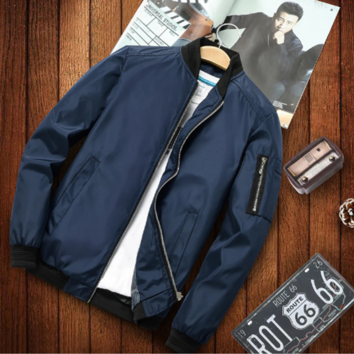 "Blouson bomber homme multi-poches urbain, coupe-vent, élégant, couleur foncée, style décontracté et chic."
