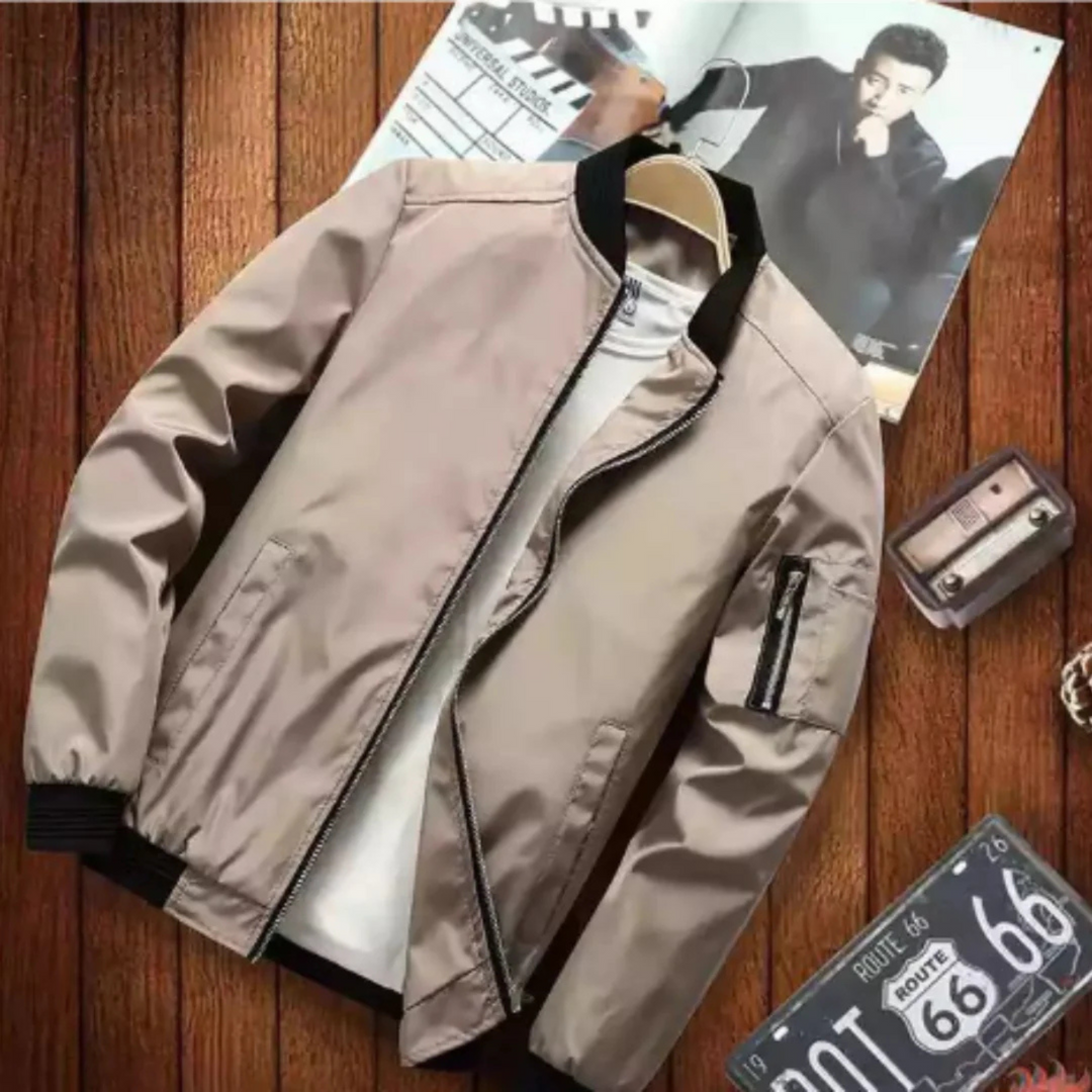 "Blouson bomber homme multi-poches urbain, coupe-vent, élégant, couleur foncée, style décontracté et chic."
