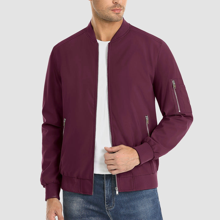 "Blouson bomber léger homme printemps, coupe moderne, fermeture éclair visible, idéal pour brises printanières."