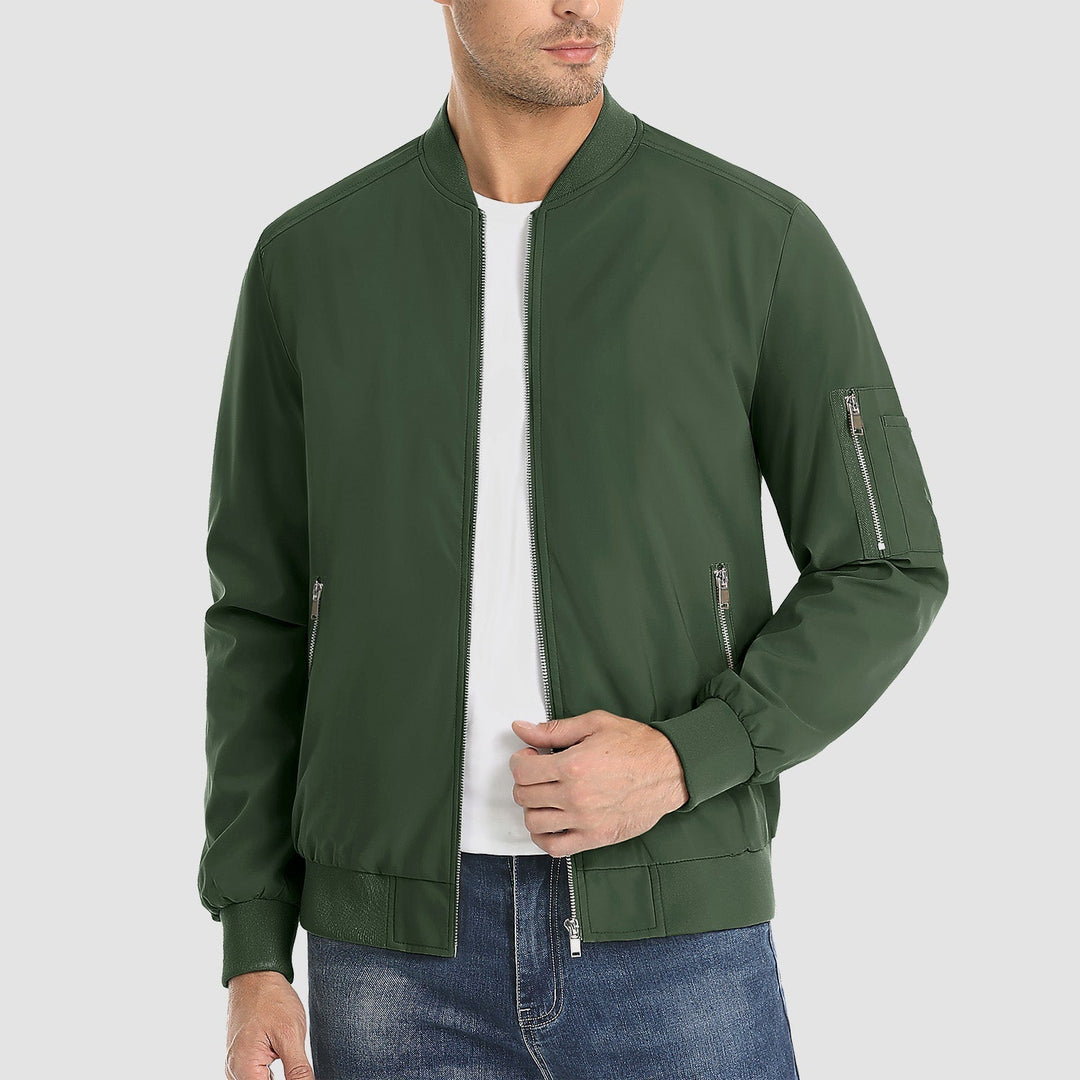 "Blouson bomber léger homme printemps, coupe moderne, fermeture éclair visible, idéal pour brises printanières."