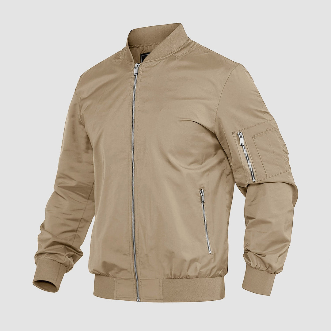 "Blouson bomber léger homme printemps, coupe moderne, fermeture éclair visible, idéal pour brises printanières."